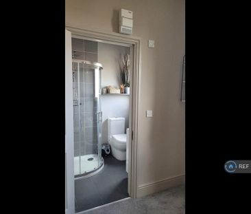 1 bedroom in a house share to rent - Photo 3