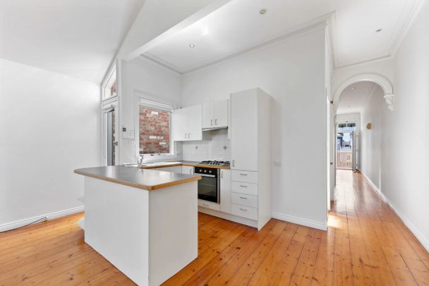 Delightful 2 bedroom Free Standing Victorian in Prahran! - Photo 1