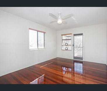 Enjoy the seab breezes on your front verandah and watch the world g... - Photo 4