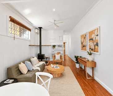 Charming Home - Photo 2