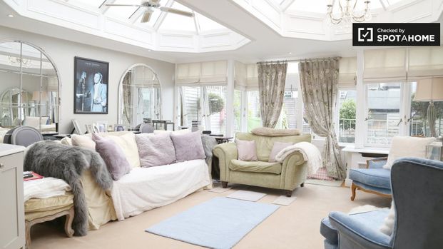 Room for rent in 5-bedroom apartment in Blackthorn, Dublin - Photo 1