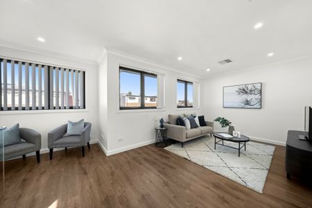 Beautiful 5 Bedroom Home - Available Now! - Photo 4