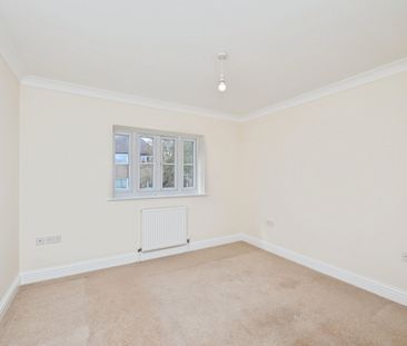 Turners Hill, Waltham Cross, Cheshunt - Photo 2