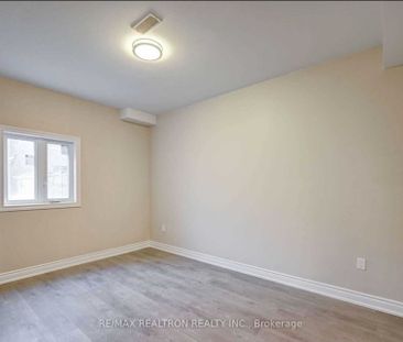 Detached Home For Lease | N8128594 - Photo 2