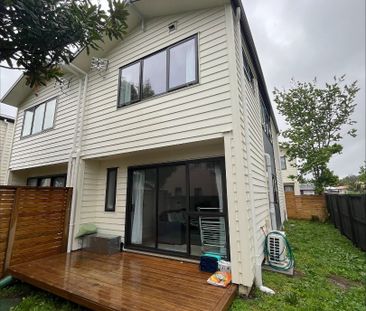 Modern & Sleek Living - Photo 6