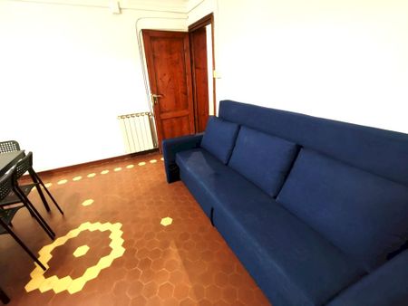 Private basement room with high street-facing window – Stadium area - Photo 2