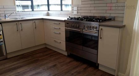 Three bedroom townhouse close to the inner city! - Photo 4