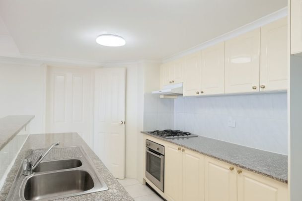 Spacious 3-Bed Apartment with 2 Car Spaces - Photo 1