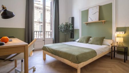 Room in a shared 7-bedroom apartment for rent in El Gòtic - Photo 2