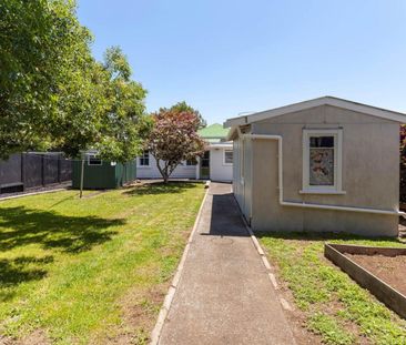 This sunny inviting family home - Photo 4