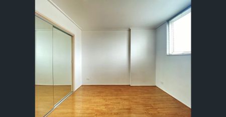 Bright and Spacious 2 Bed 1 Car Park Apartment - Photo 2