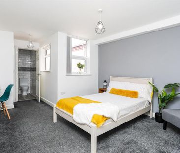 1 bedroom in a house share to rent - Photo 2