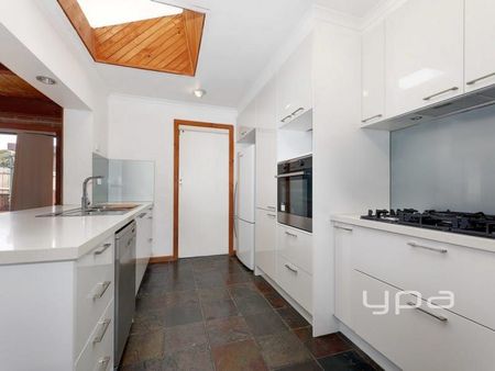 16 Swan Avenue, WESTMEADOWS - Photo 2