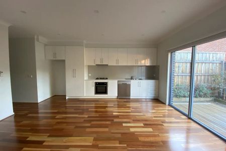 “MODERN 2 BEDROOM TOWNHOUSE IN PRIME LOCATION” - Photo 5