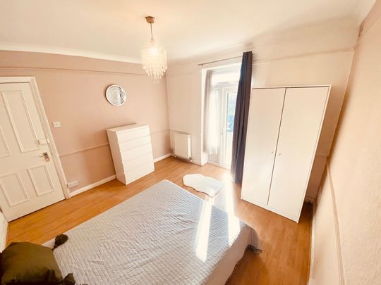 Incredible Location- converted pub near the canal! 65WATE - Room 3 - Photo 1