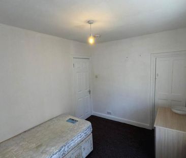 4 bedroom semi-detached house to rent - Photo 6