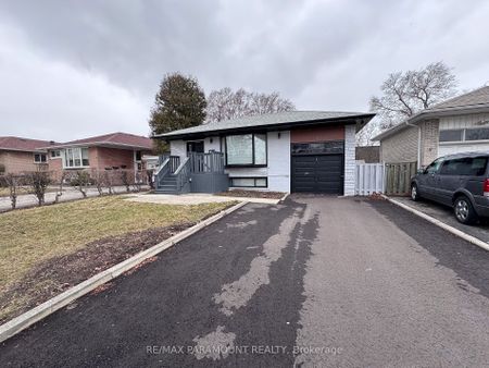 Detached Home For Lease | W8130402 - Photo 2