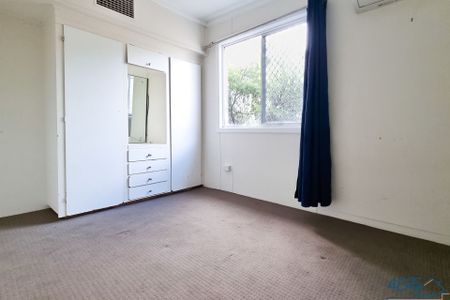 3 Bedroom Home with Salt Water Pool! - Photo 2