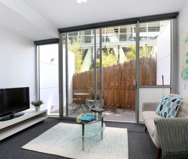 Discover Urban Bliss: Stylish Fitzroy North Apartment! - Photo 6