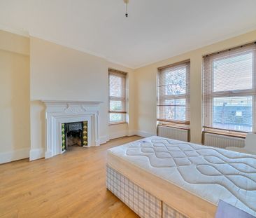 3 bedroom flat to rent - Photo 4