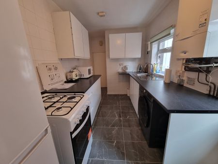 4 Bed Student Accommodation - Photo 3