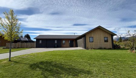 Lake Hāwea Charm - Photo 2