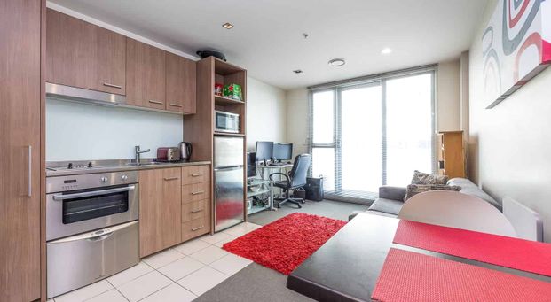 City-Central Apartment in The Beach - Photo 1