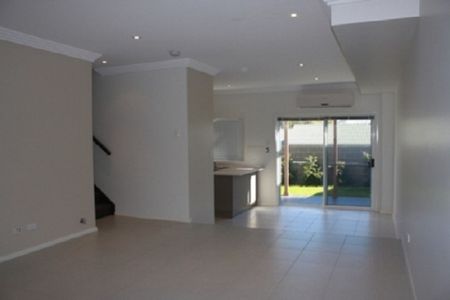 Modern 3 Bedroom Townhouse - Photo 2