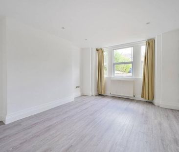 3 bedroom flat to rent - Photo 2