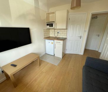6 bedroom semi-detached house to rent - Photo 4