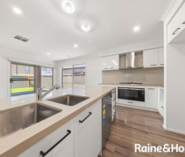 MODERN 4 BEDROOM HOME WITH ALL THE EXTRAS - Photo 6