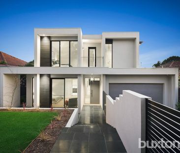 EXCEPTIONAL FAMILY RESIDENCE IN A BRILLIANT LOCATION - Photo 1