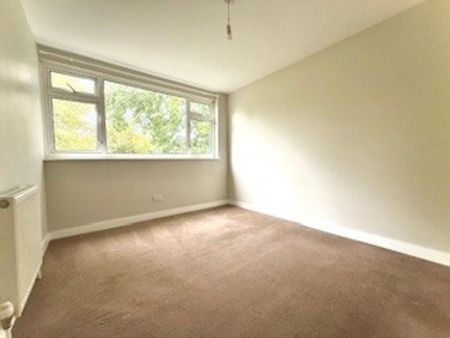 4 bedroom end of terrace house to rent - Photo 5