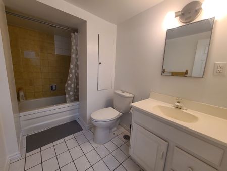 For Lease - 260 Taylor Mills N Drive, Richmond Hill, Ontario - Photo 3