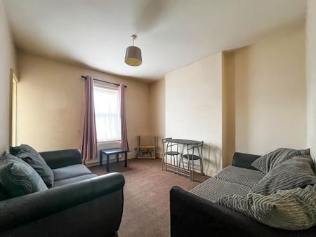 3 bedroom flat to rent - Photo 2
