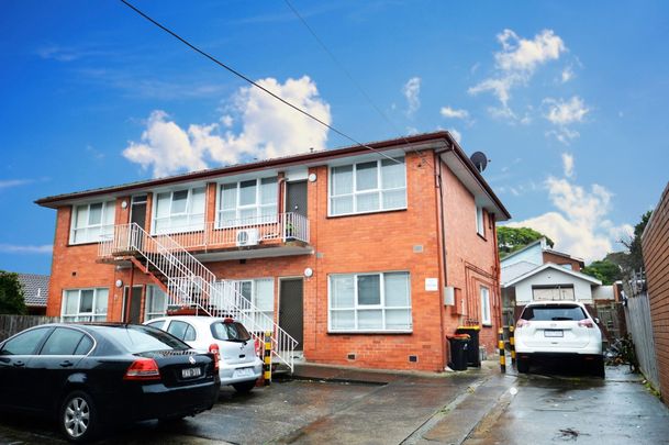 Freshly Painted 2 Bedroom Unit - Photo 1