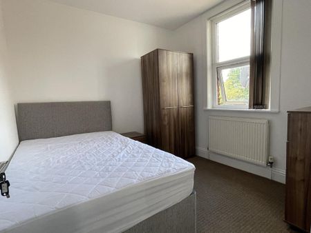 4 bedroom end of terrace house to rent - Photo 4