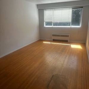 Kits 1 bed condo mins from the beach, hardwood floor, second floor - Photo 2