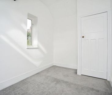 5 bedroom House To Let - Photo 4