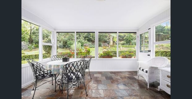 Spacious 5 bedrooms Family Home with Pool - Photo 1