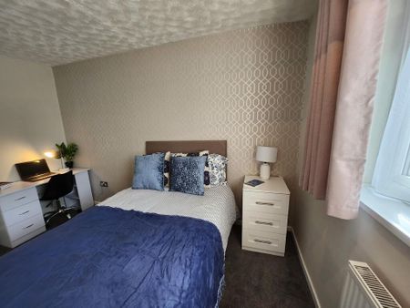 3 bedroom flat to rent - Photo 3