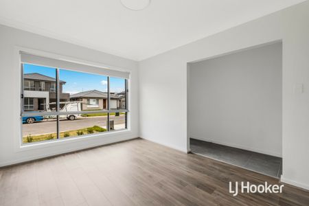 Beautiful 4 Bedroom Home - Available Now! - Photo 3