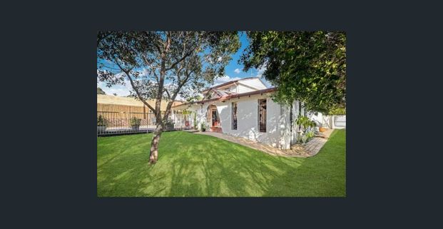 Multiple Living Rooms House locate in Park Side - Photo 1