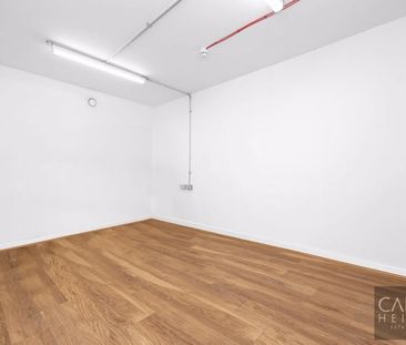 Whitechapel Road, London - Photo 5