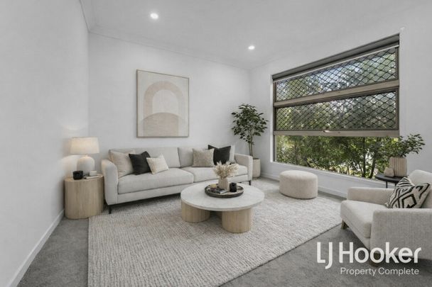 Great Location - Two Living Zones - Freshly Painted & New Carpets - Photo 1