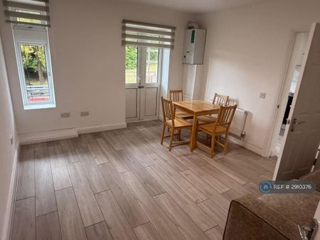 3 bedroom flat to rent - Photo 2