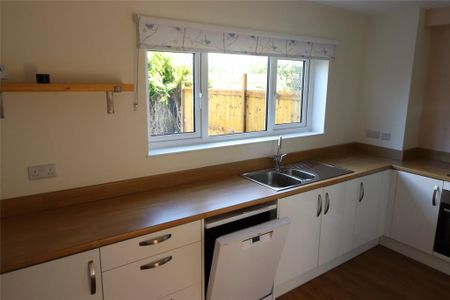 3 bedroom end of terrace house to rent - Photo 2