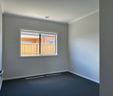17 Skyros Road, Fraser Rise VIC - Photo 2