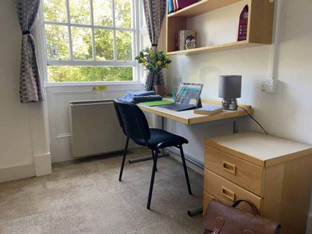 Classic Bedroom - Photo 3