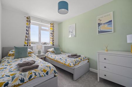 3 bedroom end of terrace house to rent - Photo 2